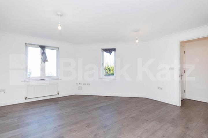spacious 2 bedroom apartment located in a new build close to Palmers Green Green Lanes, Palmers Green